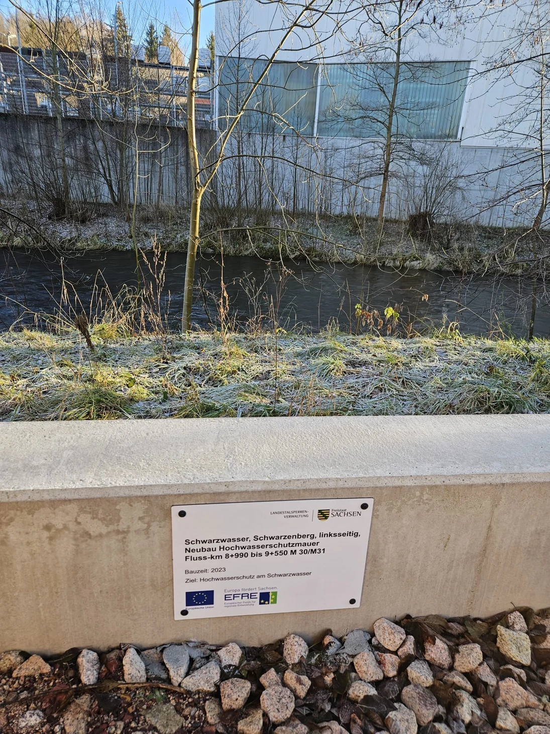 Blick auf Mauer mit Schild
