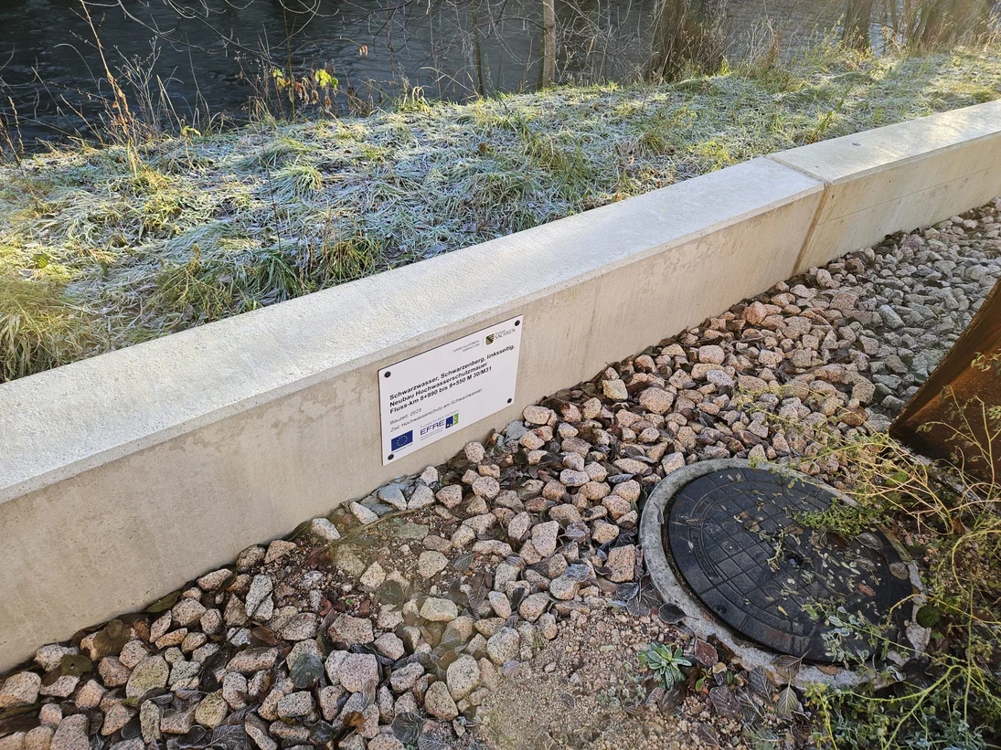 Blick auf Stück Mauer mit kleinem Schild
