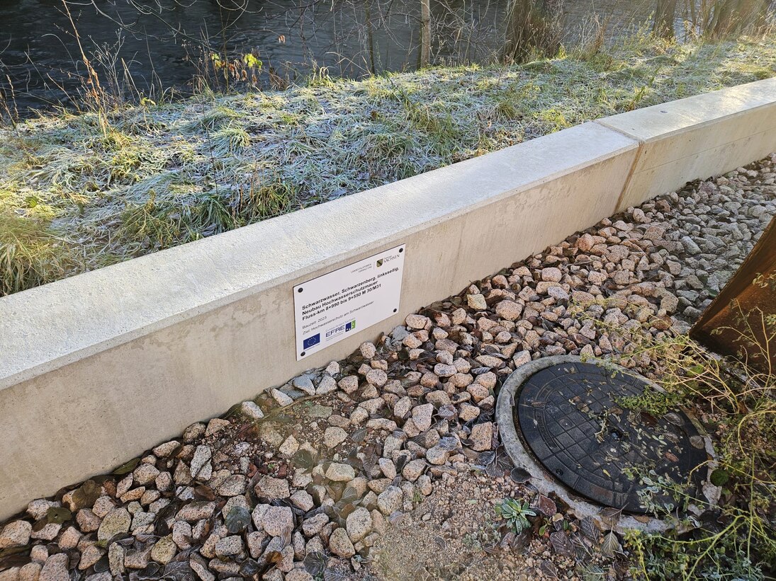 Blick auf Stück Mauer mit kleinem Schild