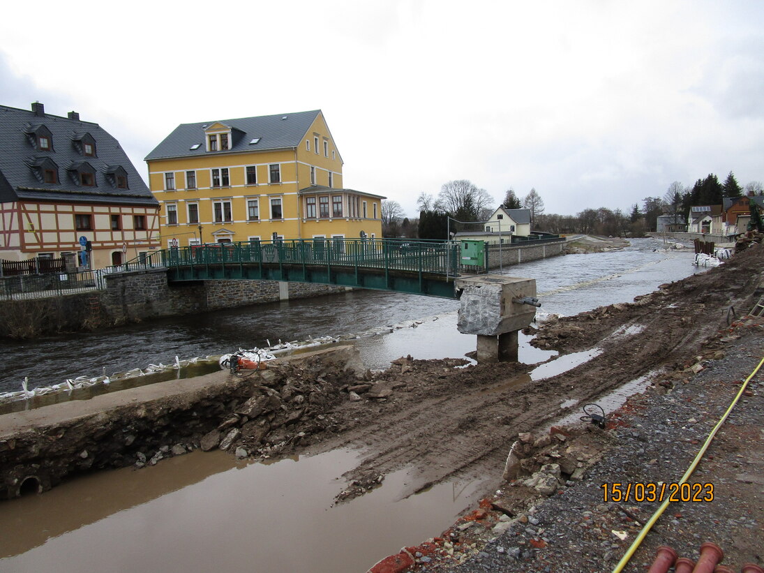 Blick auf Fluss mit Baustelle