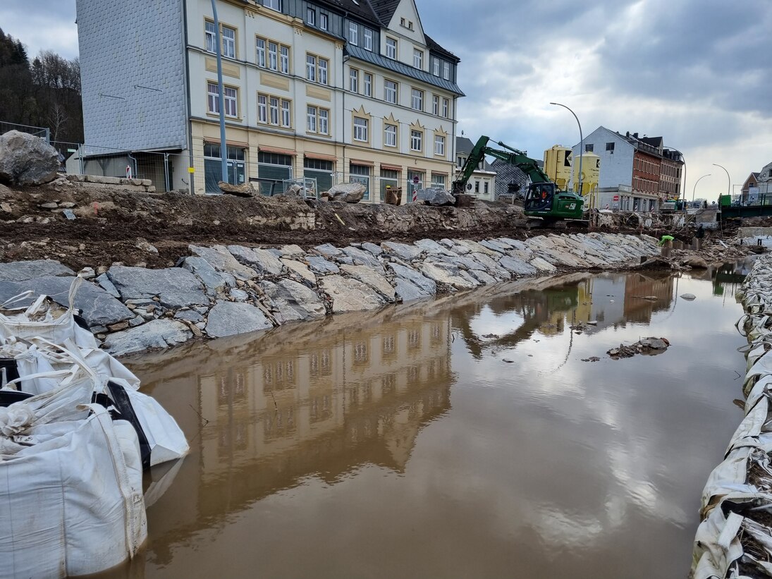 Blick auf Fluss mit neu angelegter, steinerner Böschung