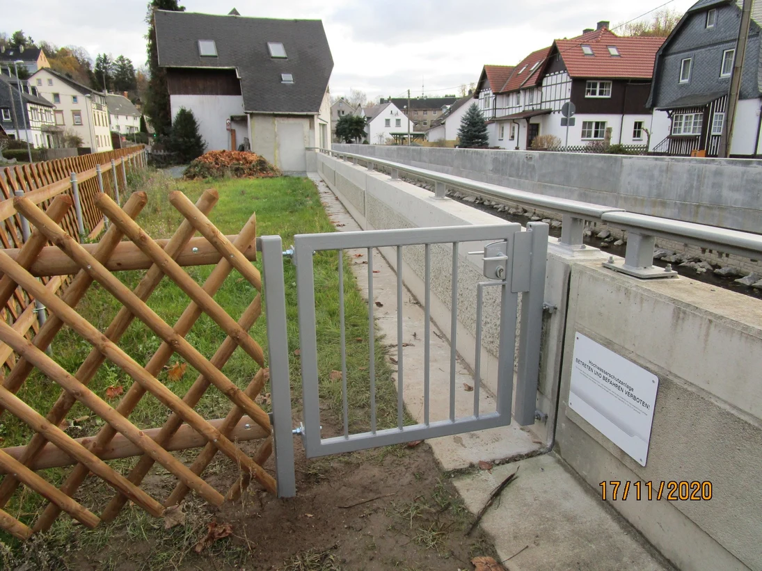 Blick auf einen Zaun mit einem Tor