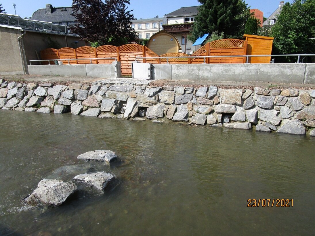 Blick auf Fluss mit Stoersteinen drin