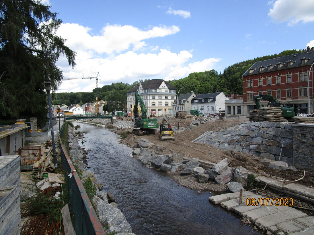 Blick auf Fluss mit Baustelle am Ufer