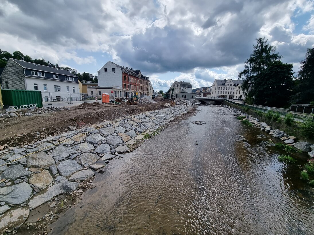 Blick auf Fluss mit neuer Böschung aus Steinen