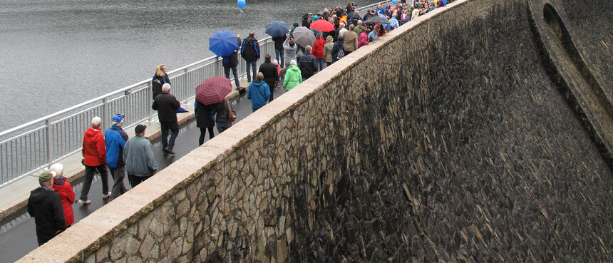 Besucher erobern die Mauerkrone