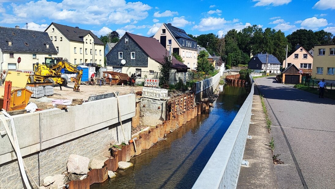 Bild auf Baustelle am Fluss