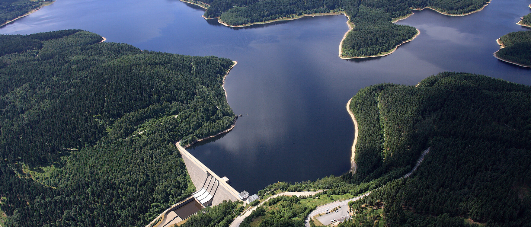 Luftbild Talsperre Eibenstock mit Stausee und Staumauer