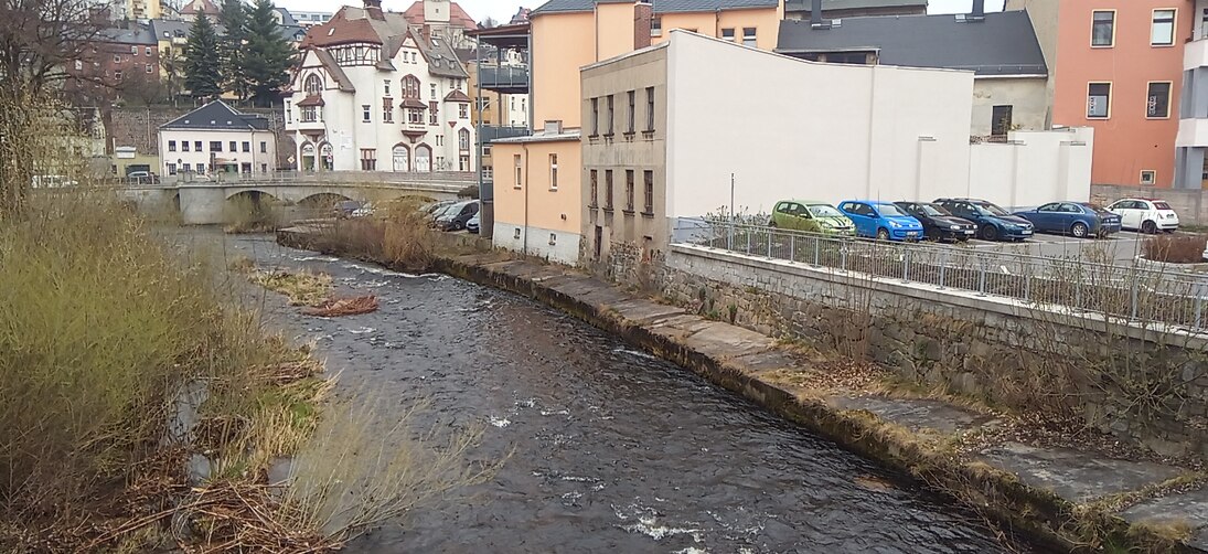 Blick auf Fluss mit angrenzender Wohnbebauung