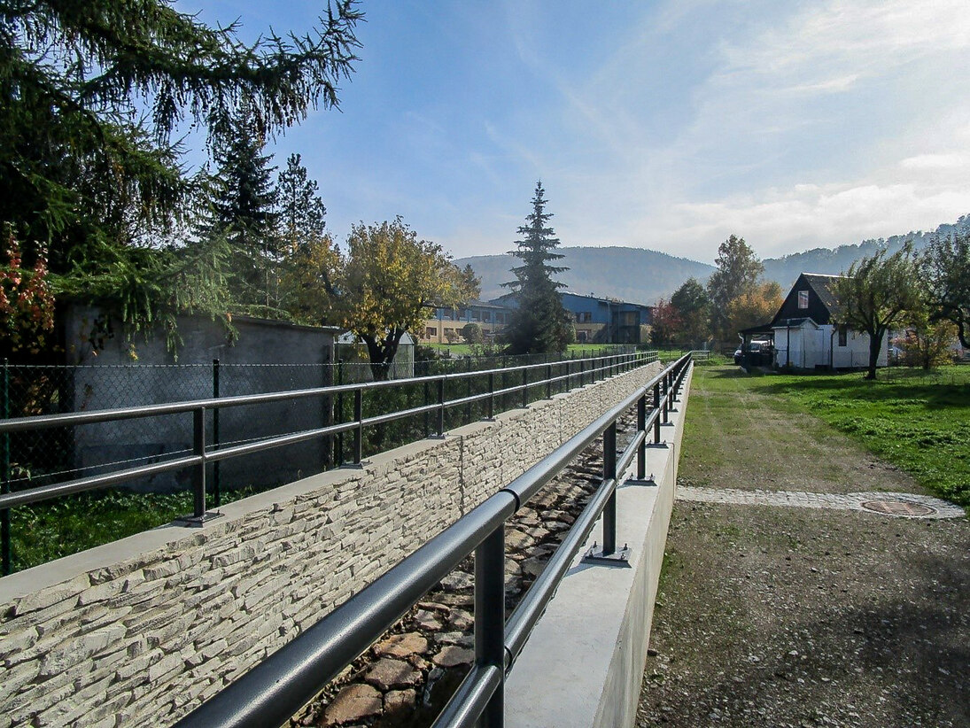 Blick auf eine Mauer mit aufgesetzten Geländer