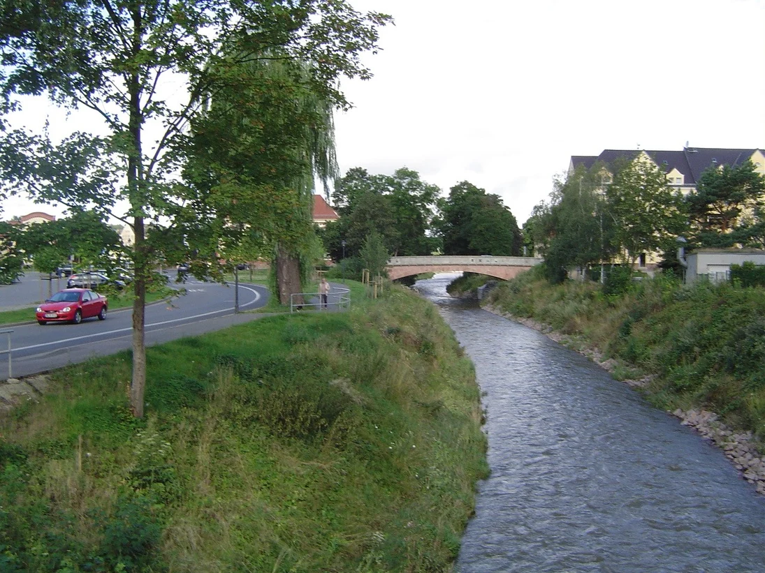 Fluss parallel zu einer Straße