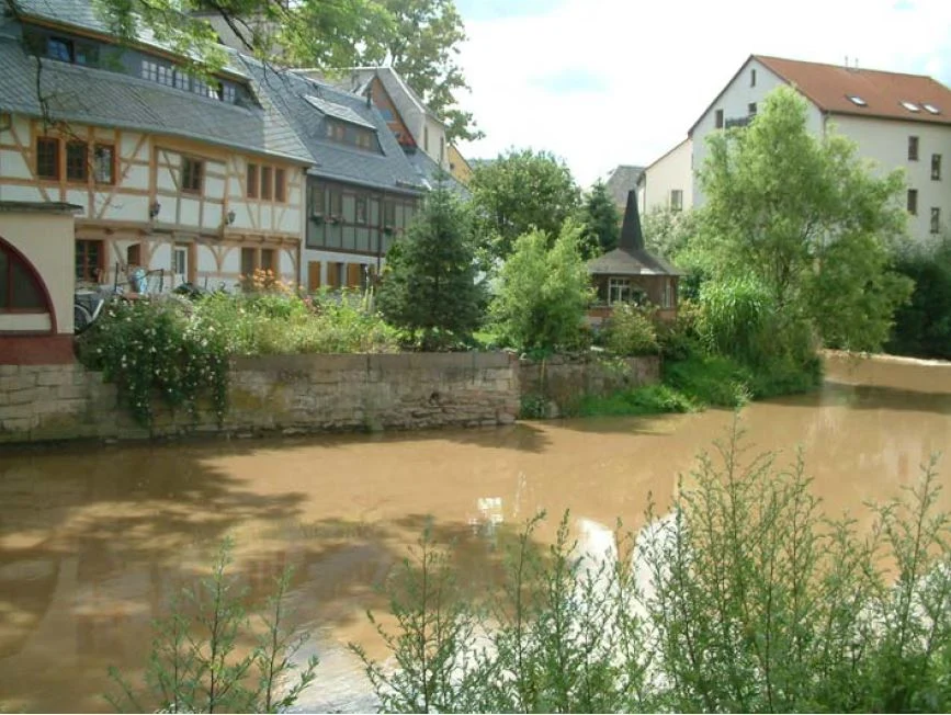 Fluss mit Fachwerkhäusern am Ufer