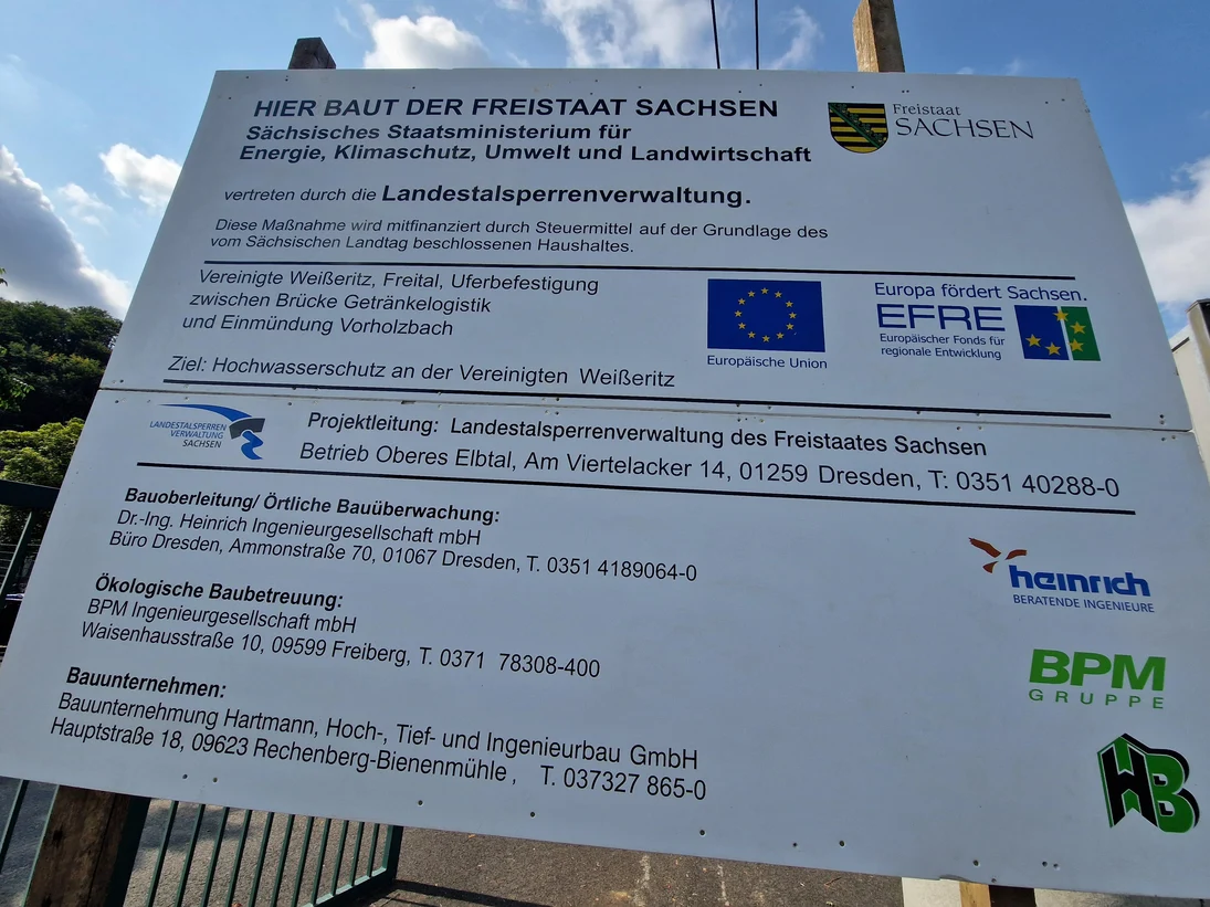 Bautafel mit Informationen zur EFRE-Förderung und Ansprechpartnern