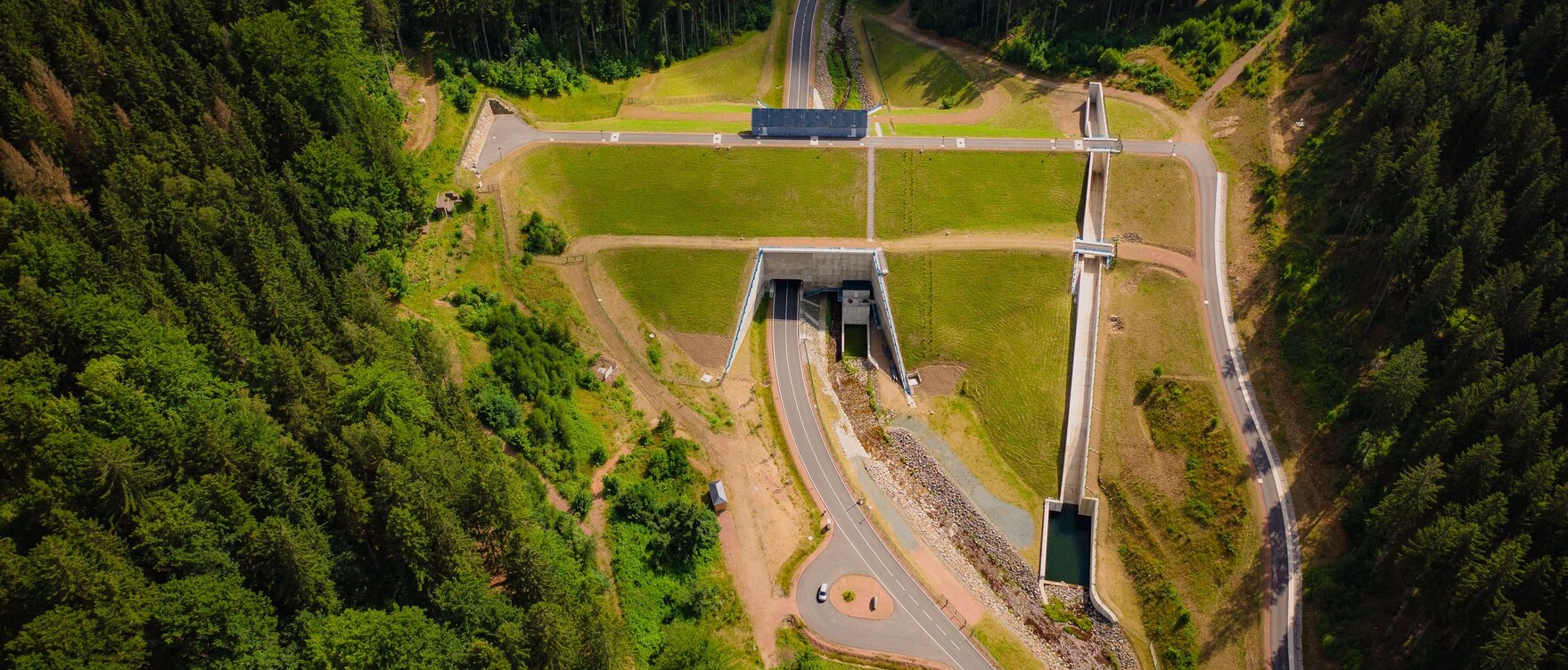 Luftbild vom Hochwasserrückhaltebecken Niederpöbel