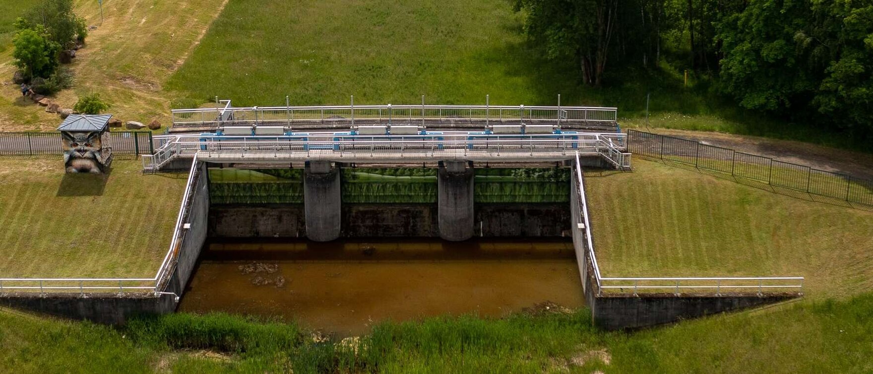 Luftbild vom Hochwasserrückhaltebecken im Grünen