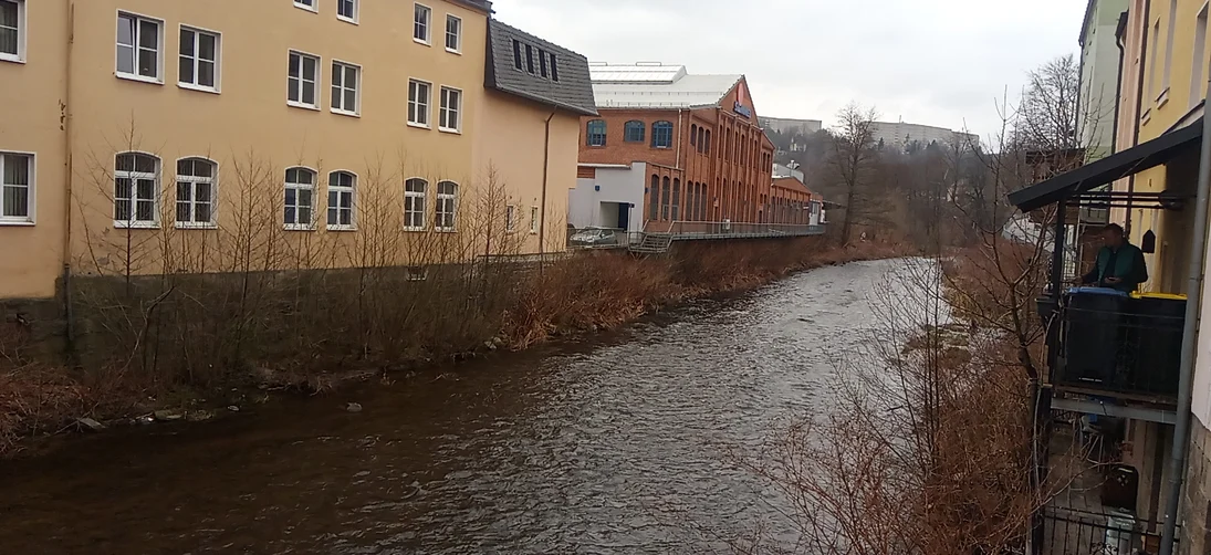 Blick auf Fluss mit angrenzender Wohnbebauung