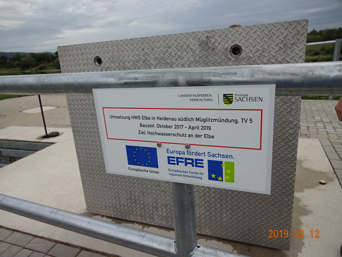 Ein Schild mit Logos der Europäischen Union angebracht an einer Metallstange