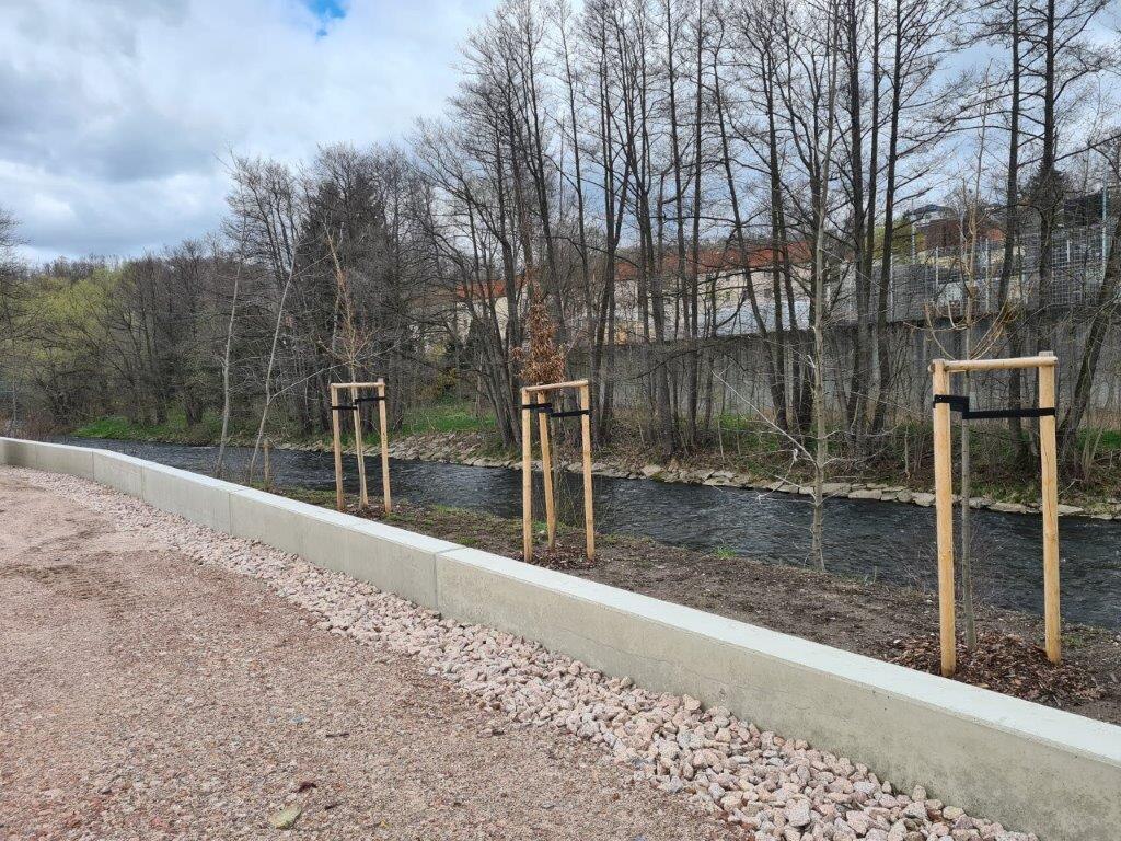 fertige Mauer, die ein kleines Stück aus dem Boden ragt