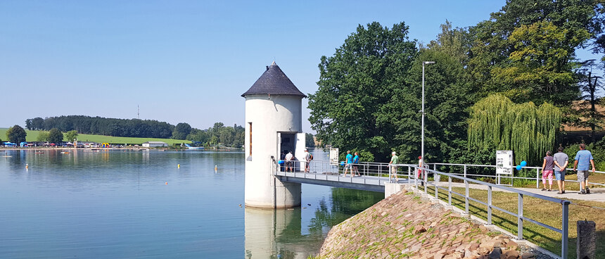 Blick auf einen Turm der im Wasser steht