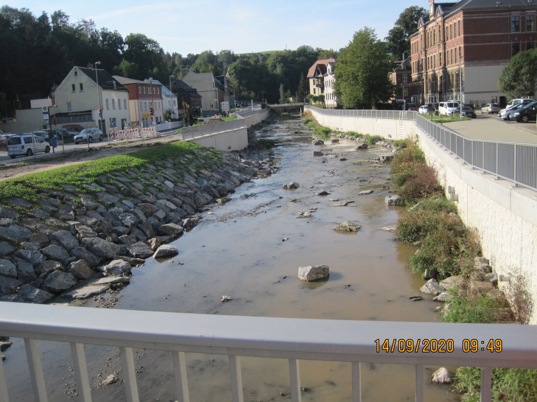 Blick auf Fluss mit neugebauter Böschung