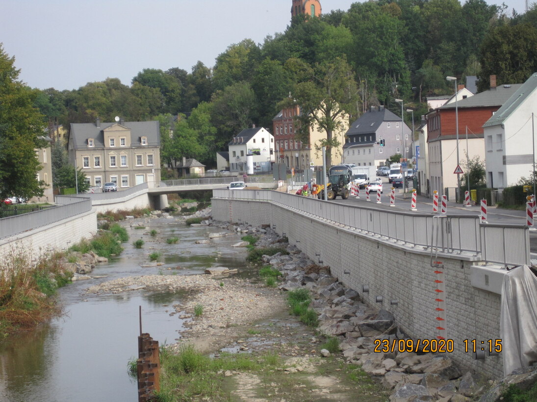 Blick ins Flussbett mit neuer Hochwasserschutzwand