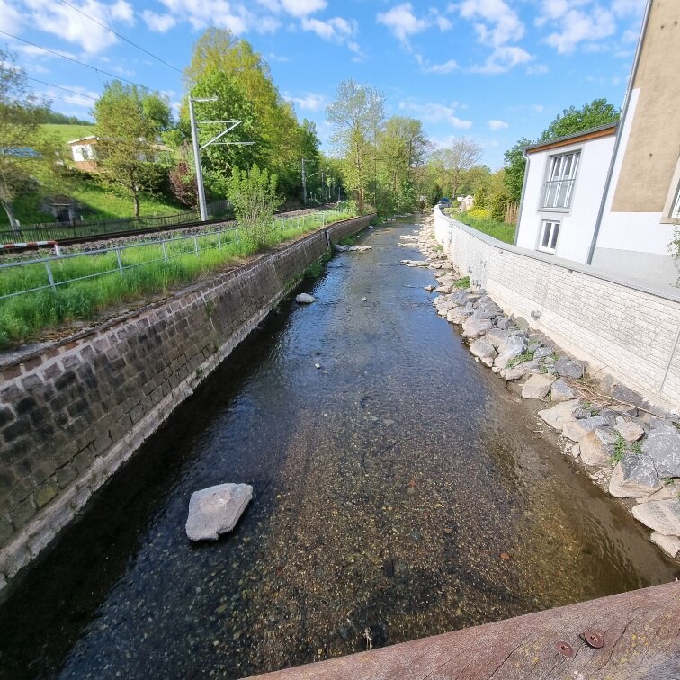 Blick auf Fluss mit Mauern rechts und links