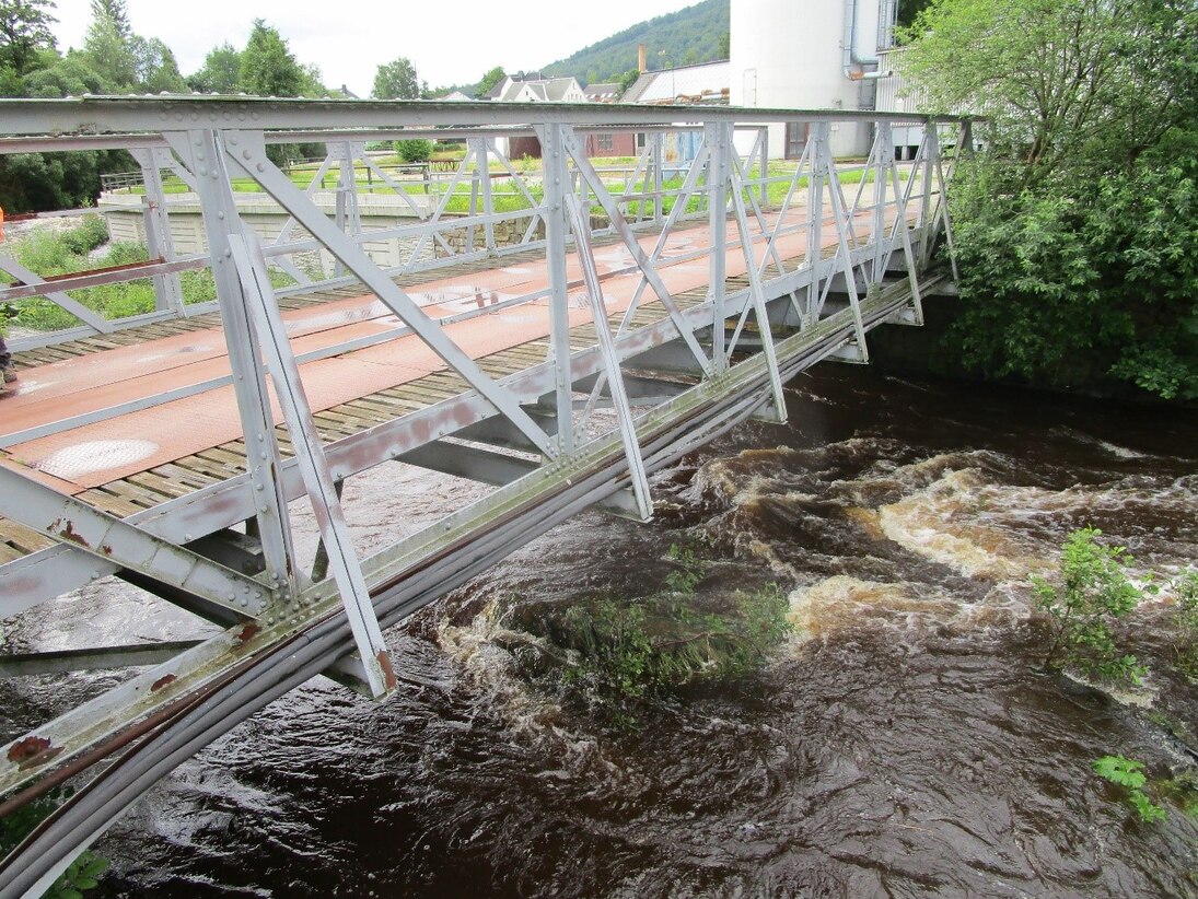 Blick auf Metallbrücke über einem Fluss