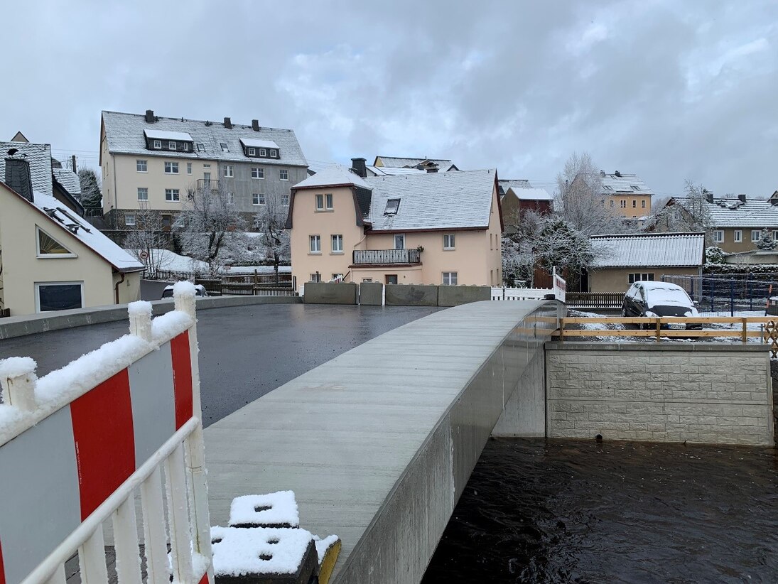 Blick auf eine neue Brücke, Häuser im Hintergrund