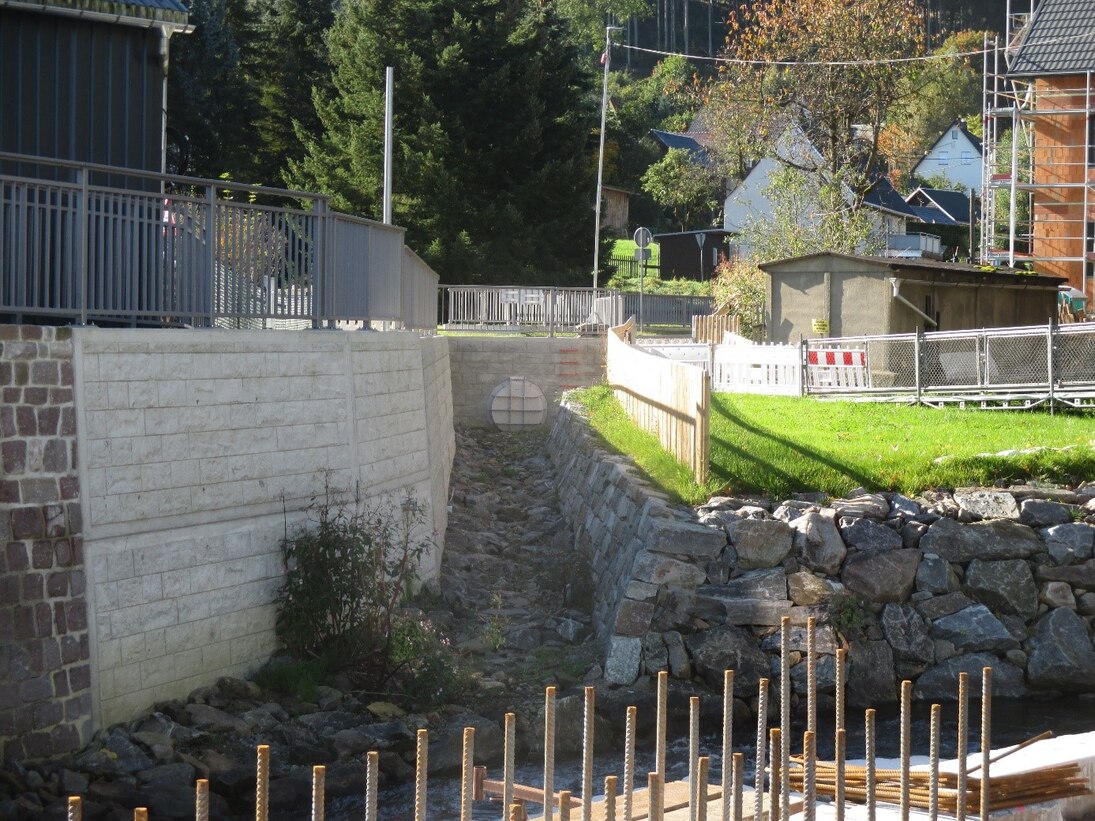 Blick auf einen neu gebauten Einlauf eines Flusses