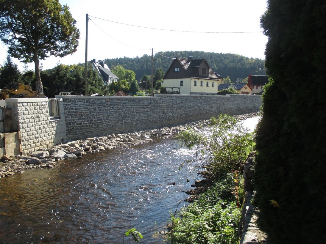 Fluss mit Mauer im Hintergrund