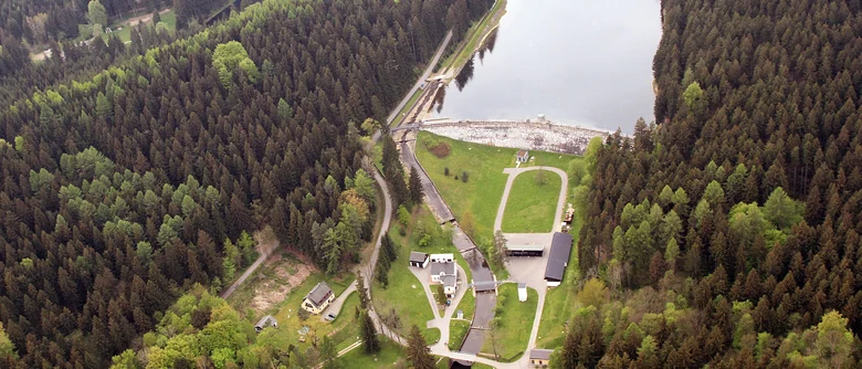 Luftbild der Talsperre Neunzehnhain 1, umgeben von Wald