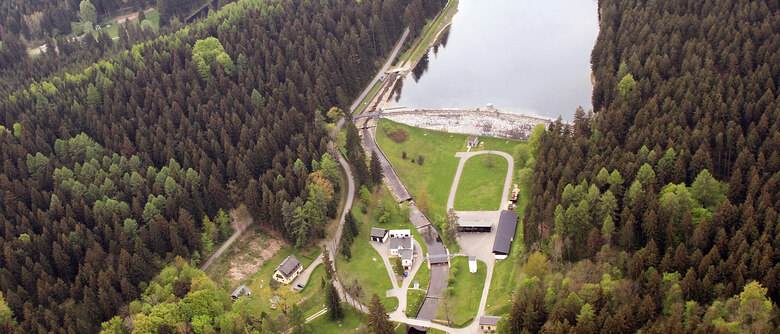 Luftbild der Talsperre Neunzehnhain 1, umgeben von Wald