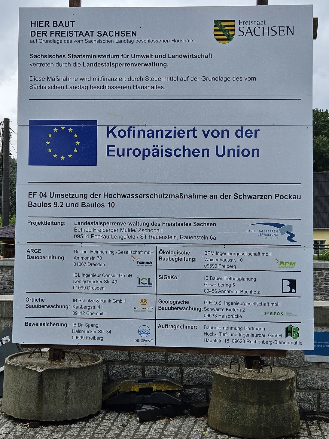 Bauschild zur Umsetzung der Hochwasserschutzmaßnahme an der Schwarzen Pockau - Baulos 9.2 und Baulos 10