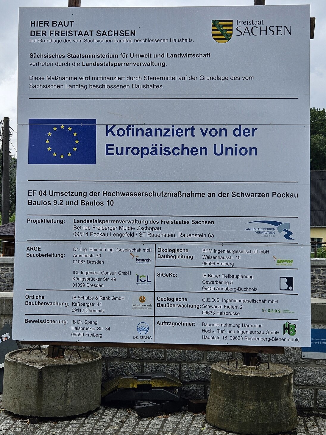 Bauschild zur Umsetzung der Hochwasserschutzmaßnahme an der Schwarzen Pockau - Baulos 9.2 und Baulos 10