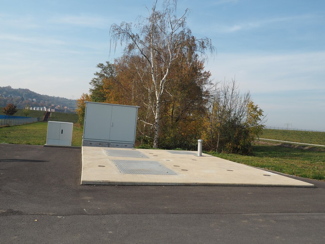 Blick auf in den Boden eingelassenes Bauwerk