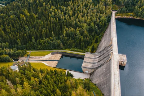 Luftaufnahme der Talsperre Eibenstock mit Staudamm und umgebendem Wald