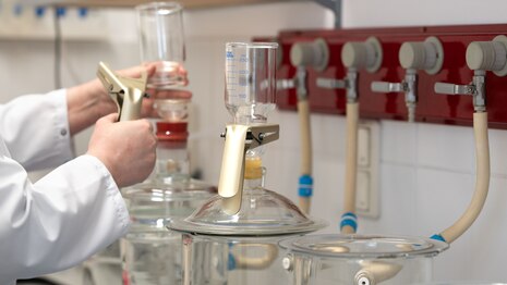 Hände einer Person, die mit Laborgeräten arbeiten