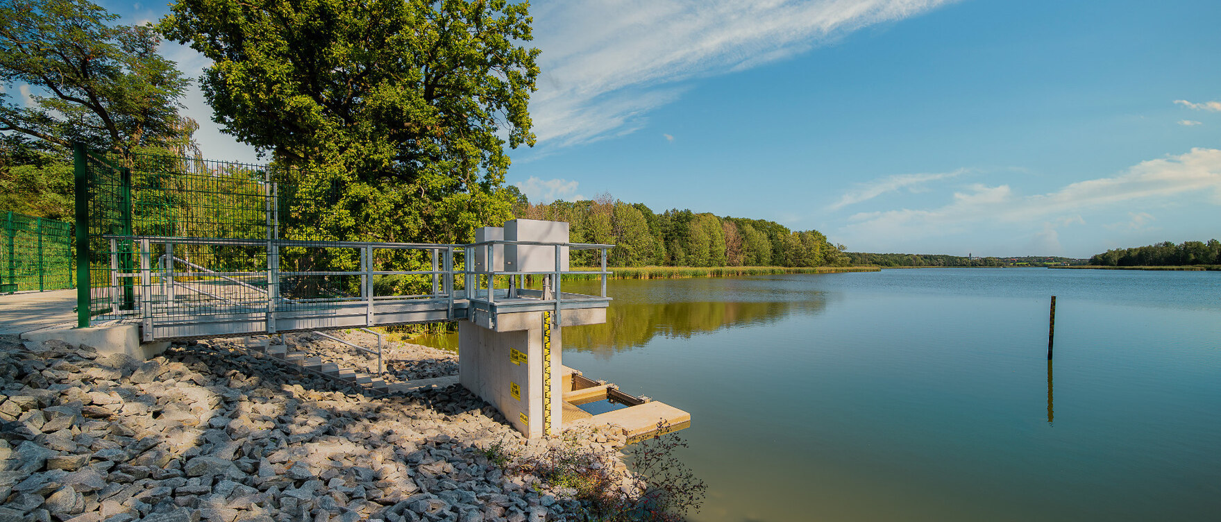 Blick vom Ufer auf einen See