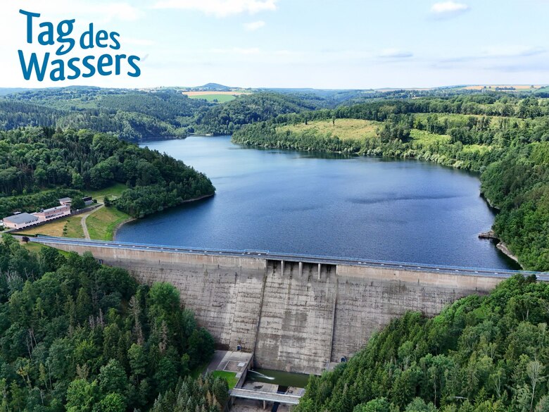 Talsperre Gottleuba von oben mit Logo Tag des Wassers