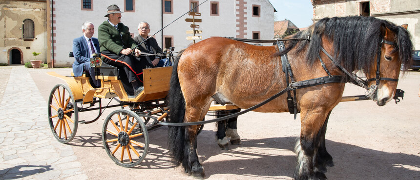 historische Kutsche mit drei Männern