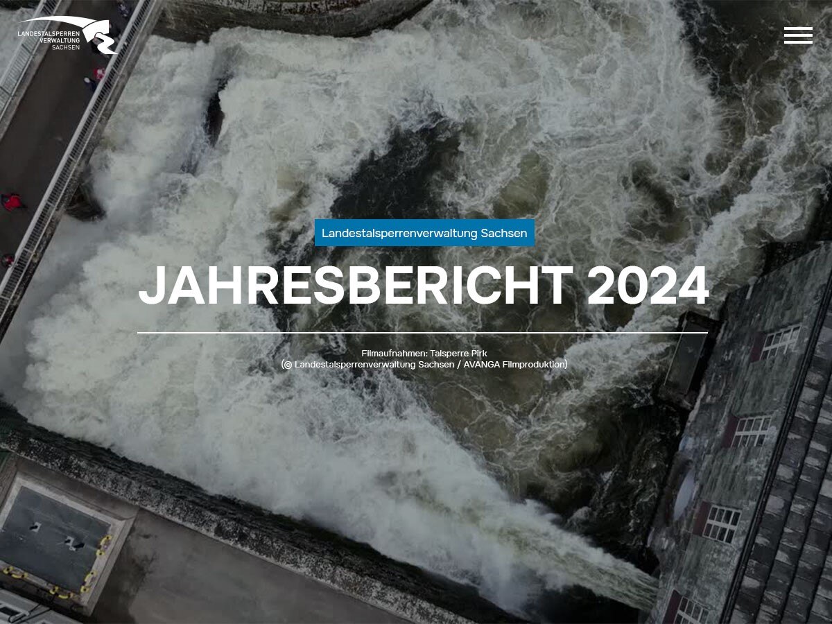 Wirbelndes Wasser in einem Tosbecken einer Talsperre