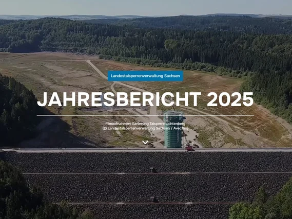 Luftaufnahme eines großen Staudamms vor bewaldeten Hügeln mit dem Text 'JAHRESBERICHT 2025' und einem Logo der Landeswasserverwaltung Sachsen