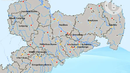 Bilder einer grauen Sachsenkarte vor blauem Hintergrund