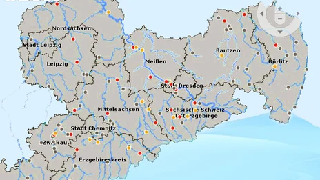 Bilder einer grauen Sachsenkarte vor blauem Hintergrund