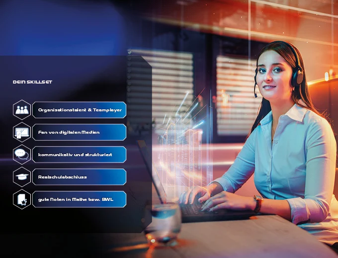 eine junge Frau sitzt mit Laptop am Schreibtisch und schaut in die Kamera. Sie trägt ein Headset.